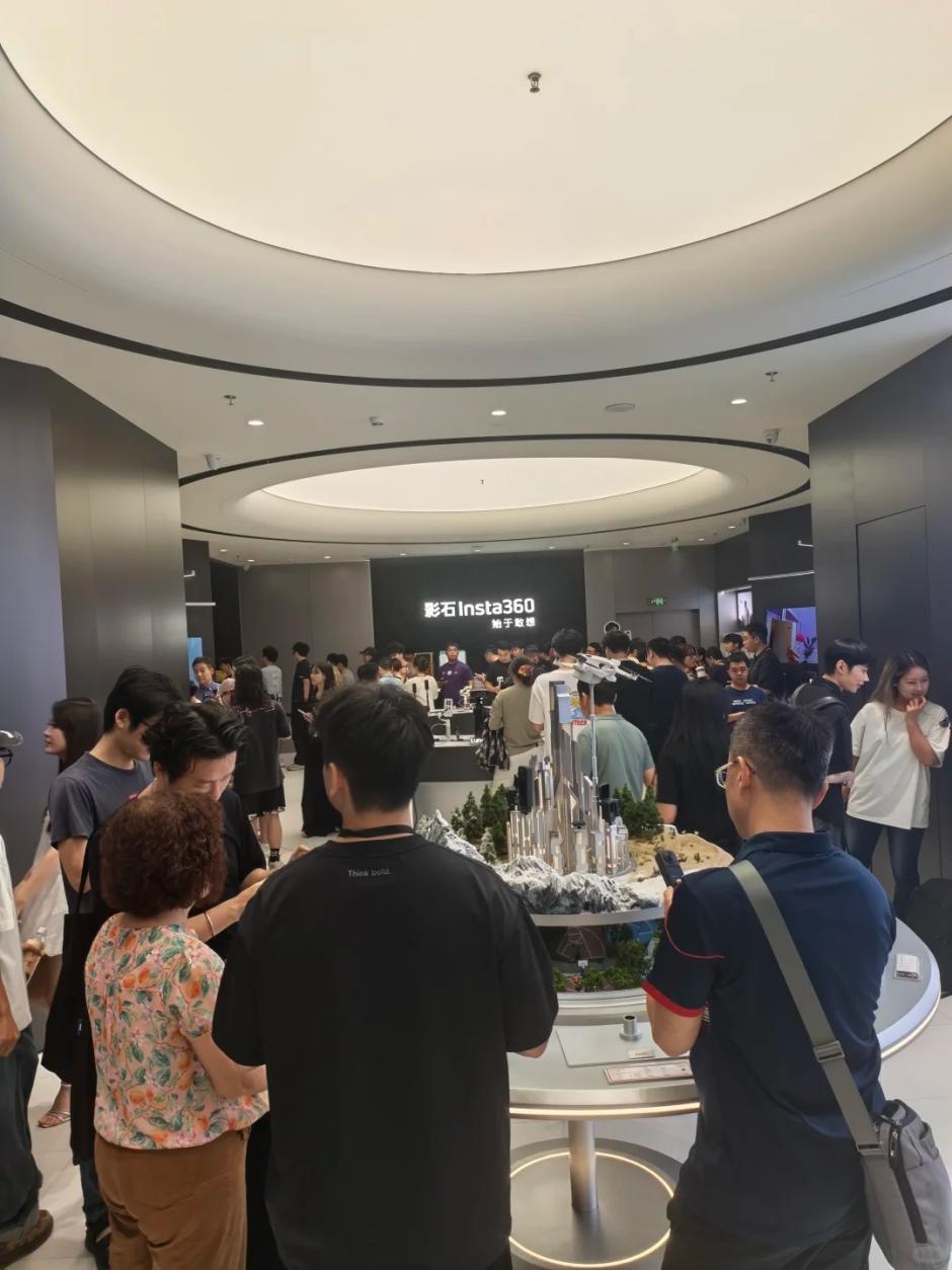 影石Luna Ultra上市首日包揽全球多平台单品销量第一插图1 影石Luna Ultra上市首日包揽全球多平台单品销量第一插图1