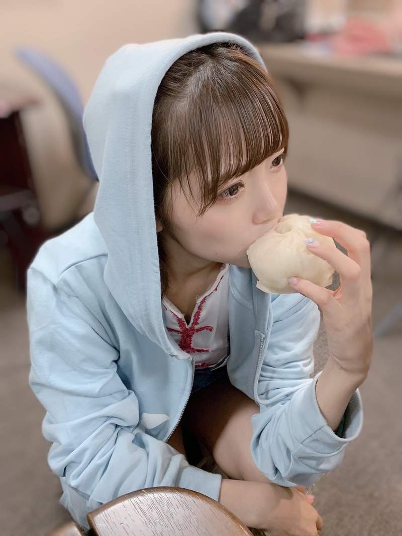 美少女与食物特辑《吃肉包的福山梨乃》原来是偶像团体アキシブproject的可爱成员插图1 美少女与食物特辑《吃肉包的福山梨乃》原来是偶像团体アキシブproject的可爱成员插图1