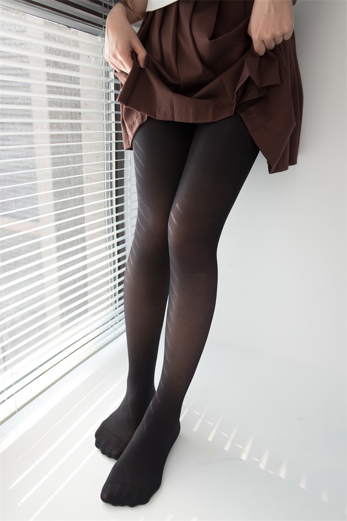 森萝财团精品写真@BETA-011 飘窗黑丝小脚丫 [68P/302MB]插图2