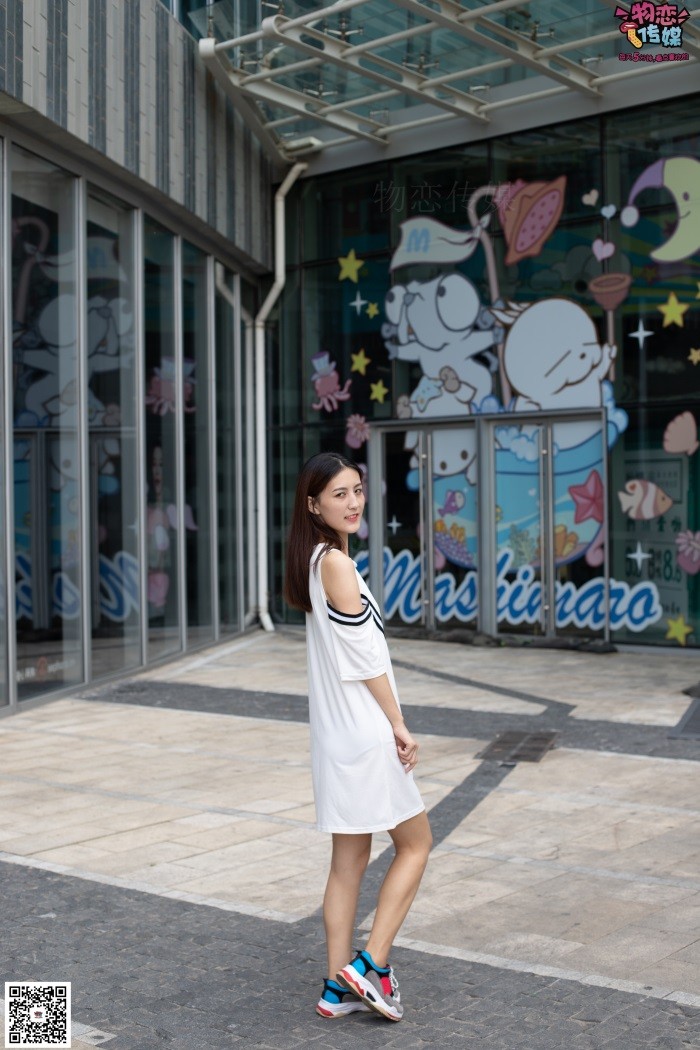 勿恋传媒 No.049 露肩连衣裙搭配撞色老爹鞋，搭配粉色短棉袜 [126P/1V/1.07GB]插图1