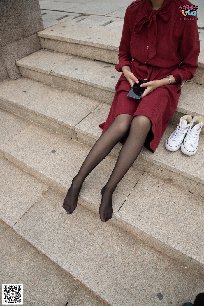 勿恋传媒 No.055 一袭红的神秘与热情,经典白色匡威高帮配黑丝 [143P/1V/1.09GB]插图2