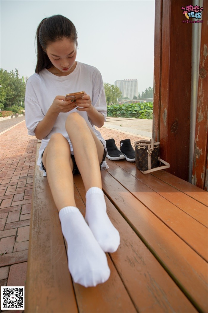 勿恋传媒 No.032 清水出芙蓉,天然去雕饰,黑色跑鞋配纯纯白棉袜 [178P/1V/1.03GB]插图