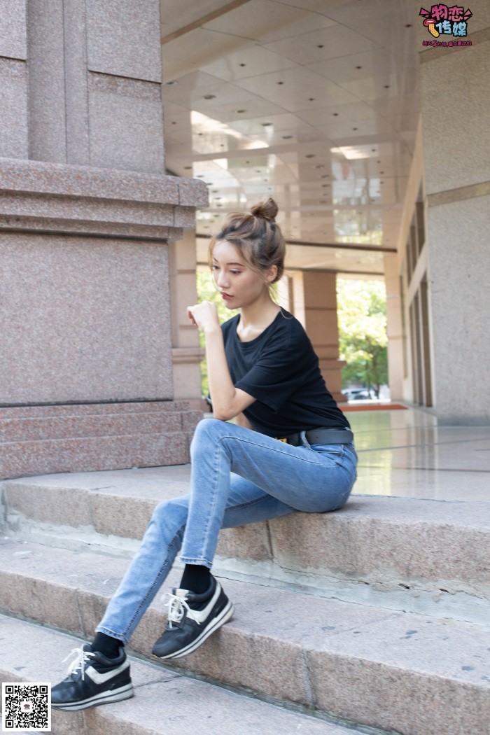 勿恋传媒 No.047 丸子头的大眼妹,黑体恤搭配经典牛仔裤 [105P/1V/896MB]插图1