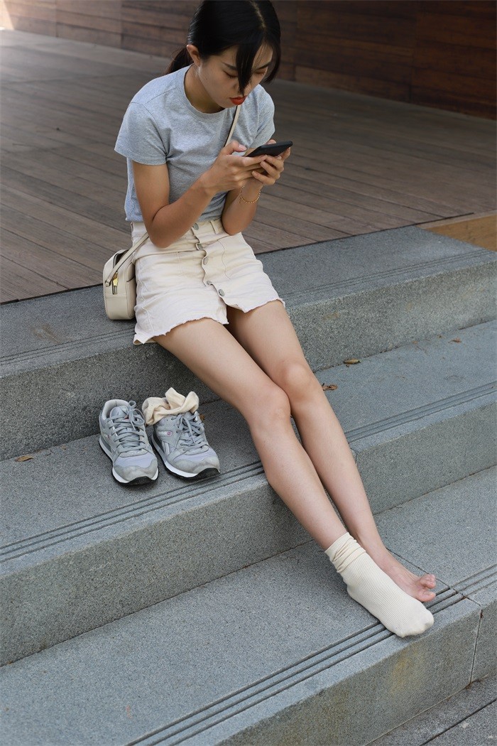 勿恋传媒 No.050 待我长发及腰,只为你的微笑,灰色NB配浅黄棉袜 [145P/1V/1.55GB]插图2