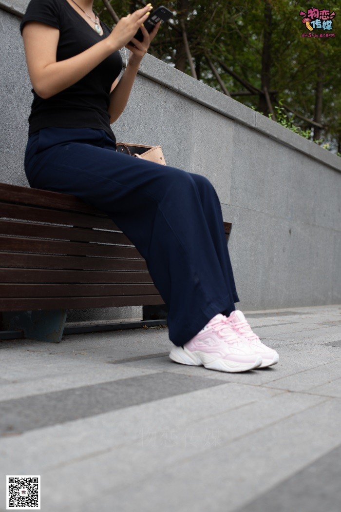 勿恋传媒 No.053 些许肉感，很多姓感~粉色小跑鞋配黑色船袜 [124P/1V/938MB]插图
