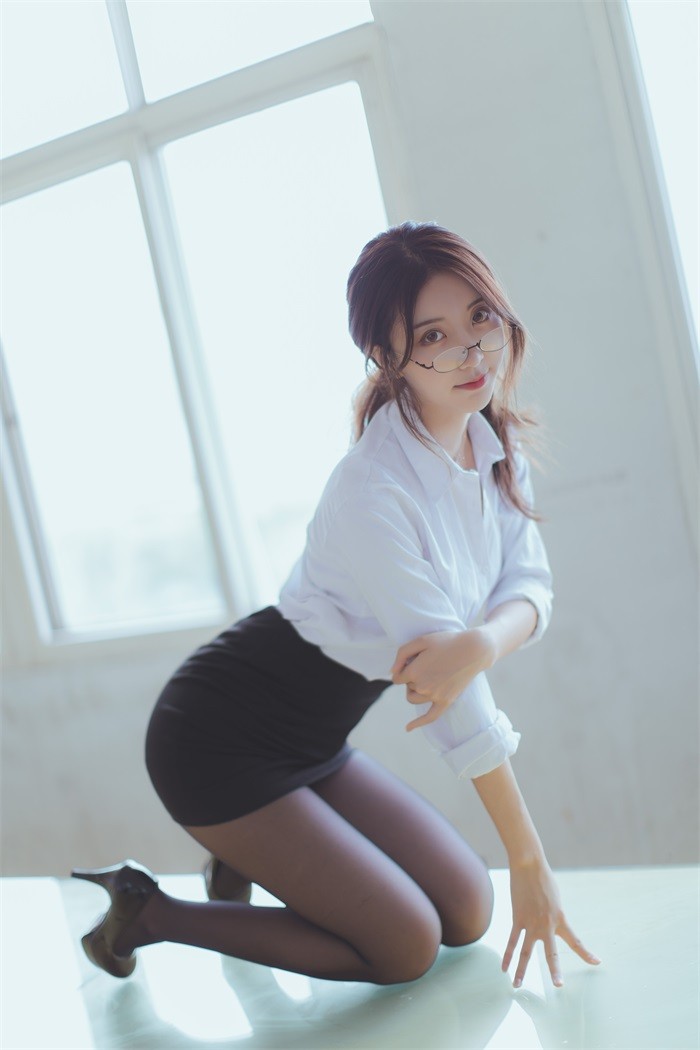 微博红人动漫Coser@-黑川-黑丝短裙教师 [97P/489MB]插图2