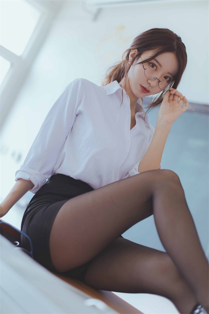 微博红人动漫Coser@-黑川-黑丝短裙教师 [97P/489MB]插图