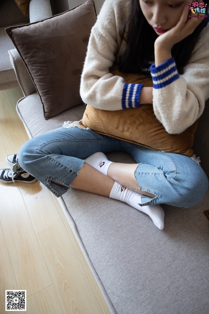勿恋传媒 No.080 雯雯-牛仔裤搭配匡威高帮帆布鞋家居日常 [141P/769MB]插图2