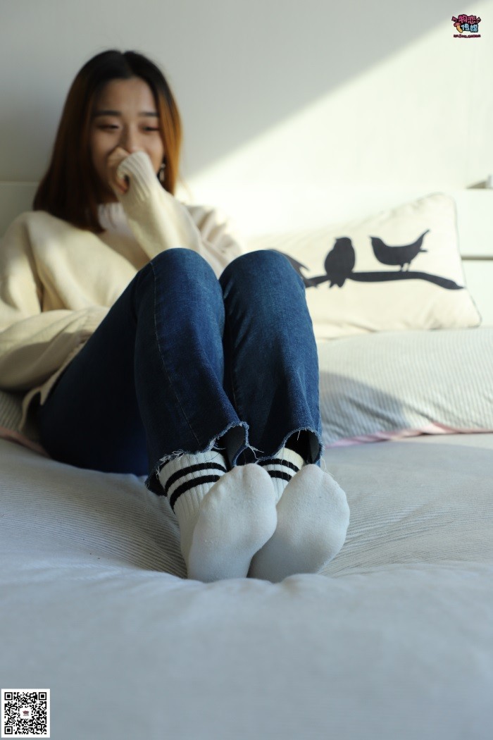 勿恋传媒 No.006 可爱的大一小解解来啦，黑白棉袜加丝袜哦 [99P/1.07GB]插图2