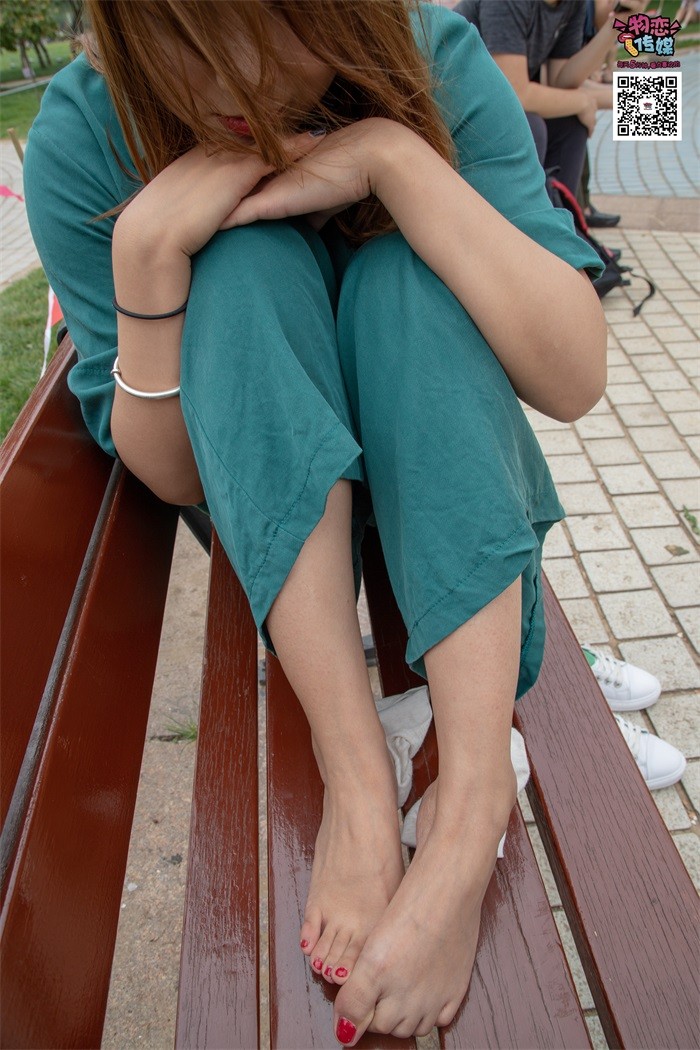 勿恋传媒 No.019 地道的青岛小解解哦,白色板鞋搭配白色船袜 [99P/594MB]插图