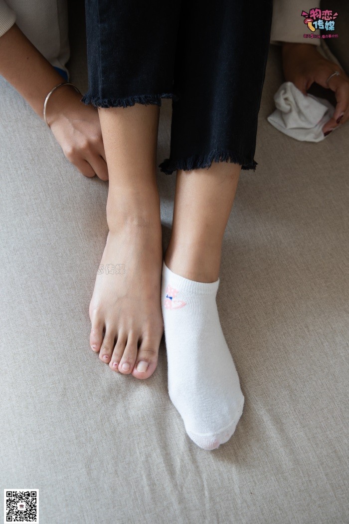 勿恋传媒 No.075 岚岚-语笑嫣然，隔壁班女同学感觉。 [160P/1V/1.03GB]插图