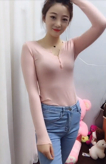 复旦校花家中热舞, 网友: 眼睛特迷人