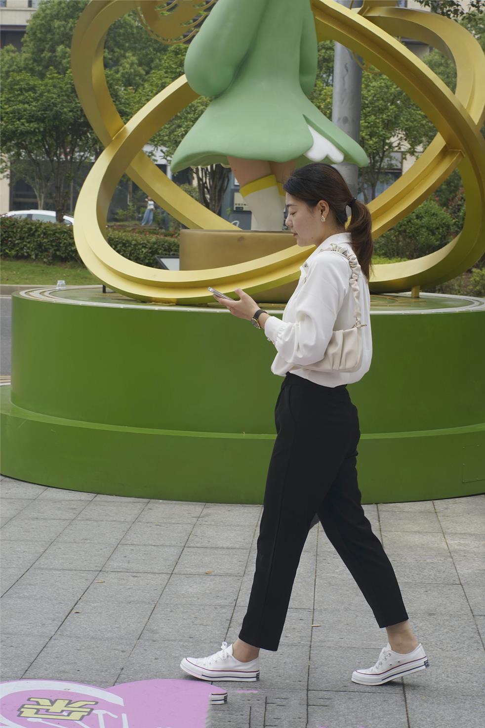 初夏女神040期 小悦悦~《职场小白》下班回家之路 [129P/1V/5.47G]插图