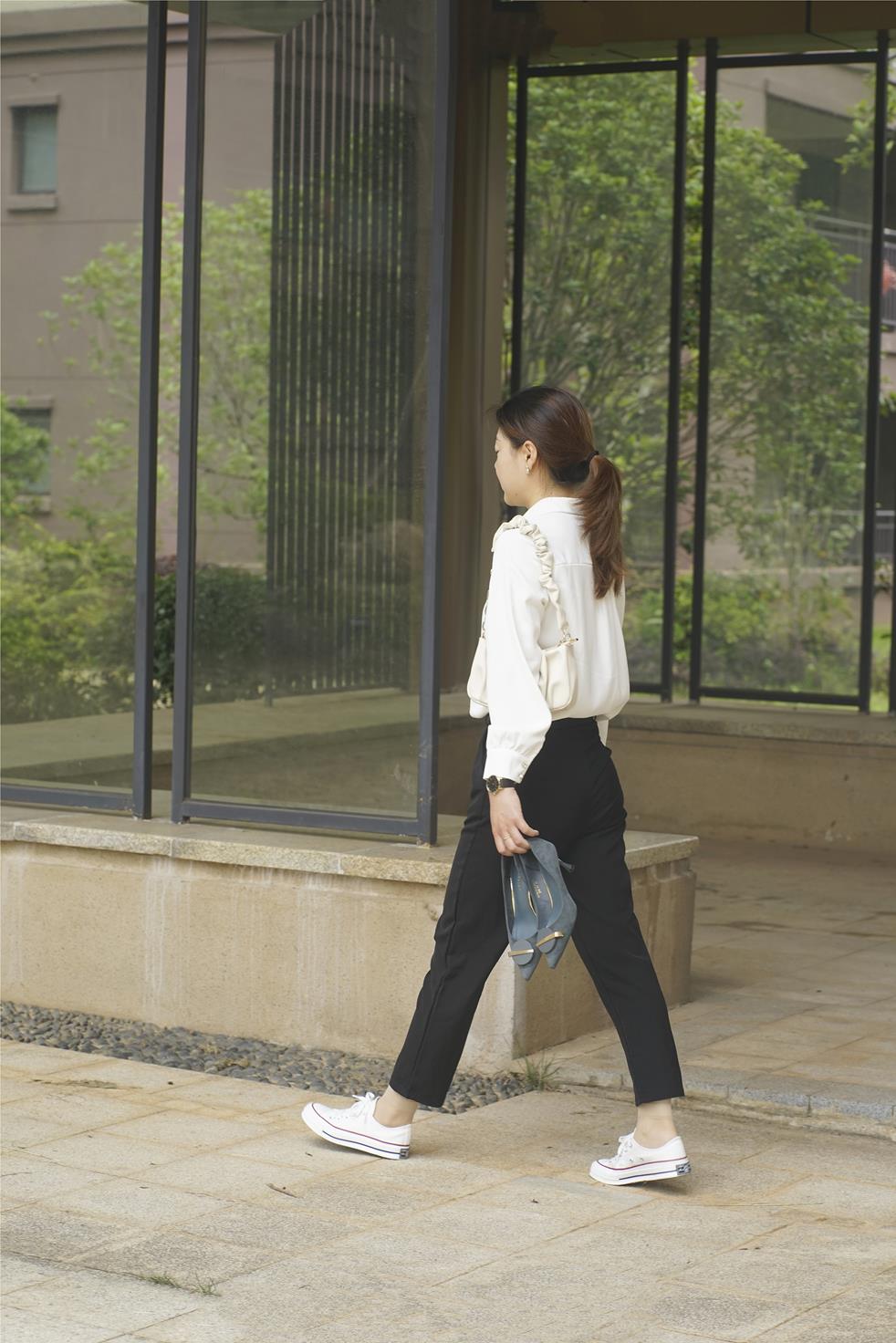 初夏女神040期 小悦悦~《职场小白》下班回家之路 [129P/1V/5.47G]插图2