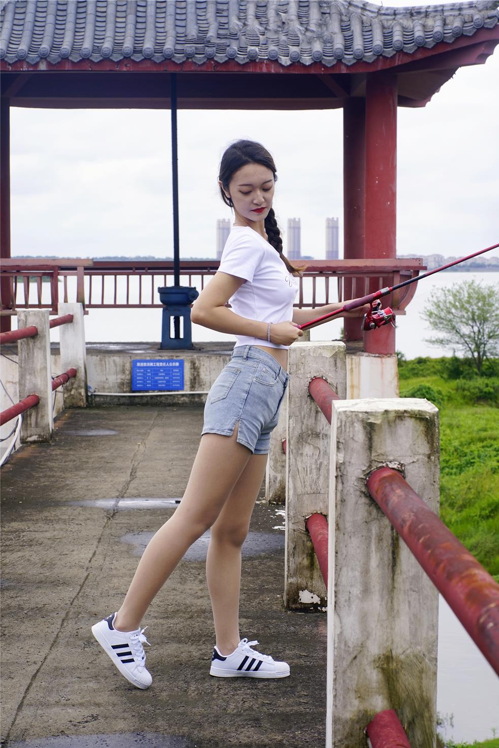 初夏女神 052期 依依新手钓鱼七月你好天下钓友是一家[115P/1V/3.94G]插图1