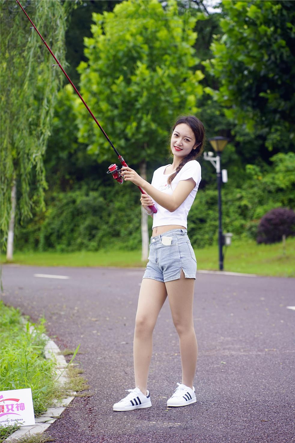 初夏女神 052期 依依新手钓鱼七月你好天下钓友是一家[115P/1V/3.94G]插图5