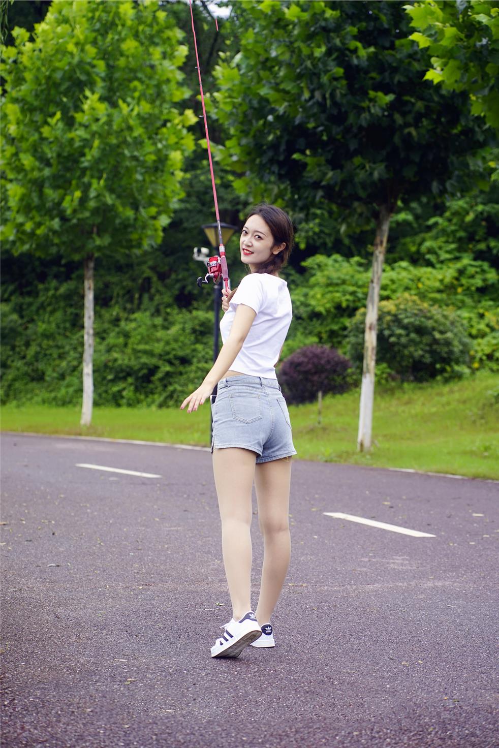 初夏女神 052期 依依新手钓鱼七月你好天下钓友是一家[115P/1V/3.94G]插图4