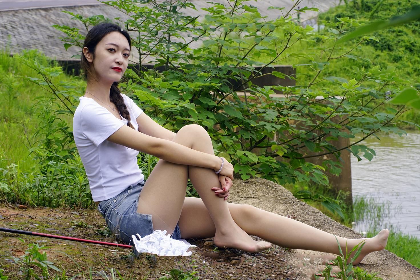 初夏女神 052期 依依新手钓鱼七月你好天下钓友是一家[115P/1V/3.94G]插图7