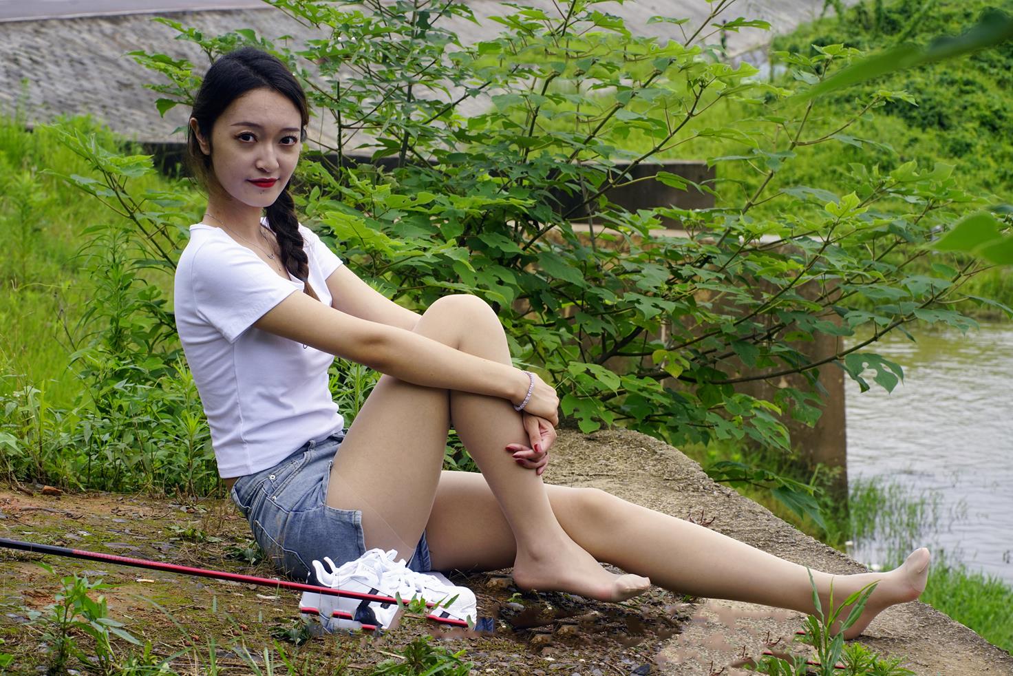 初夏女神 052期 依依新手钓鱼七月你好天下钓友是一家[115P/1V/3.94G]插图6