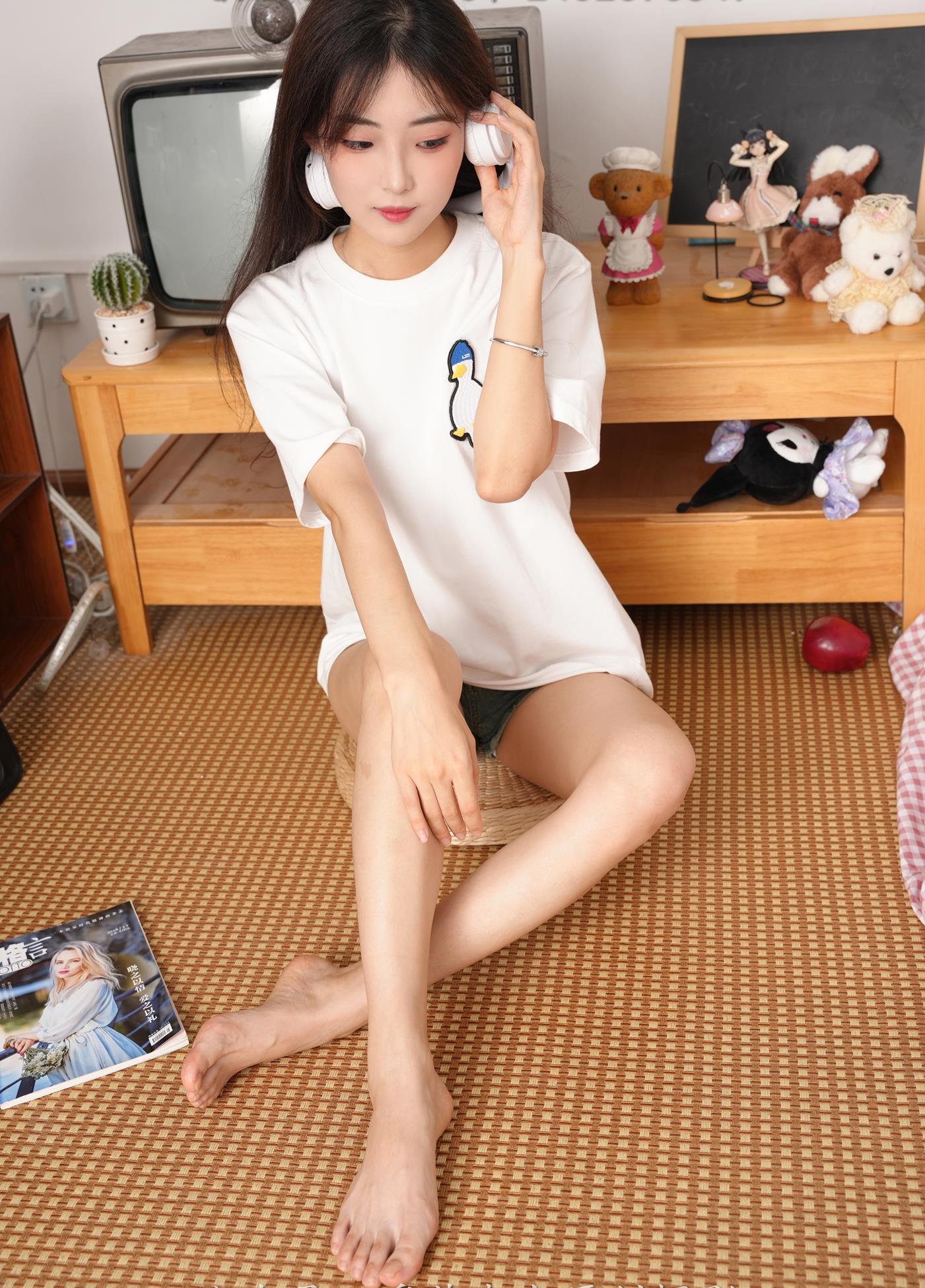 觅芙少女 64期 短袖短裤裸足超颜值镁钕 [130P/1V/3.69G]插图3