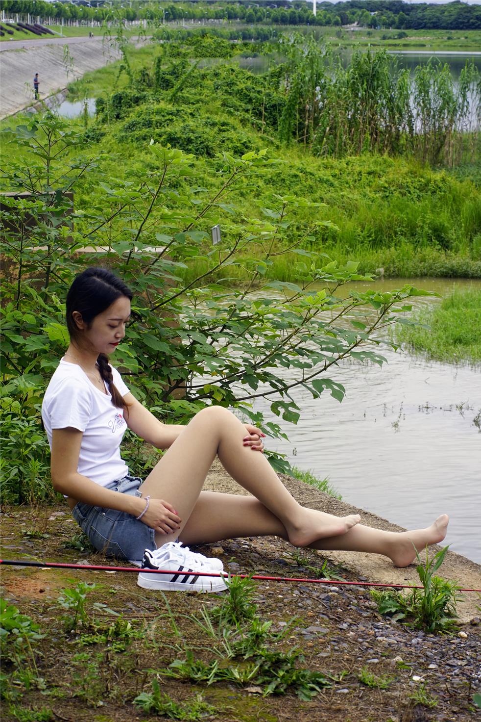 初夏女神 052期 依依新手钓鱼七月你好天下钓友是一家[115P/1V/3.94G]插图3