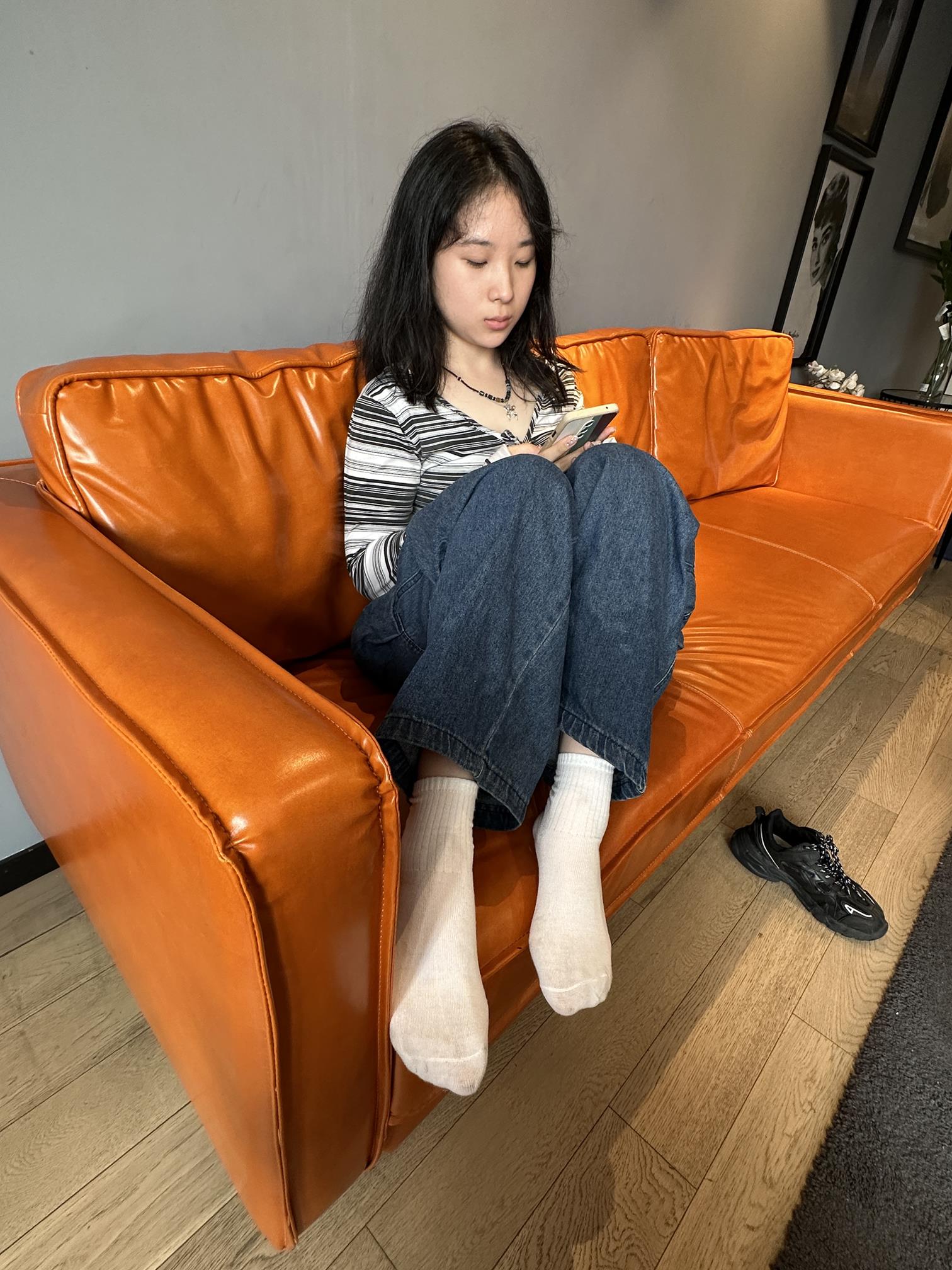 00后篮球馆收银小妹第二期牛仔裤白棉袜脚裸足 [358P/5V/5.92G]插图2