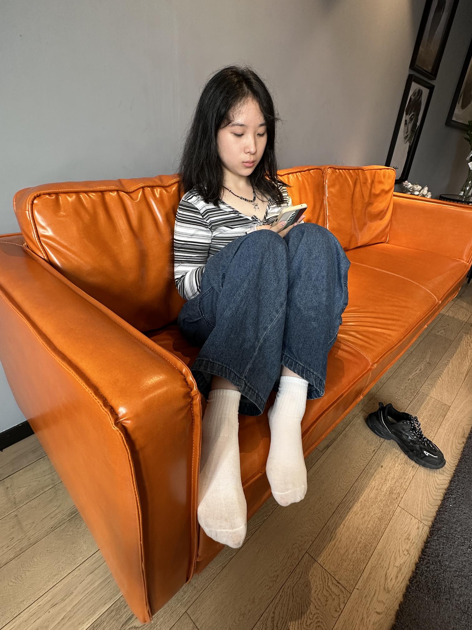 00后篮球馆收银小妹第二期牛仔裤白棉袜脚裸足 [358P/5V/5.92G]插图3