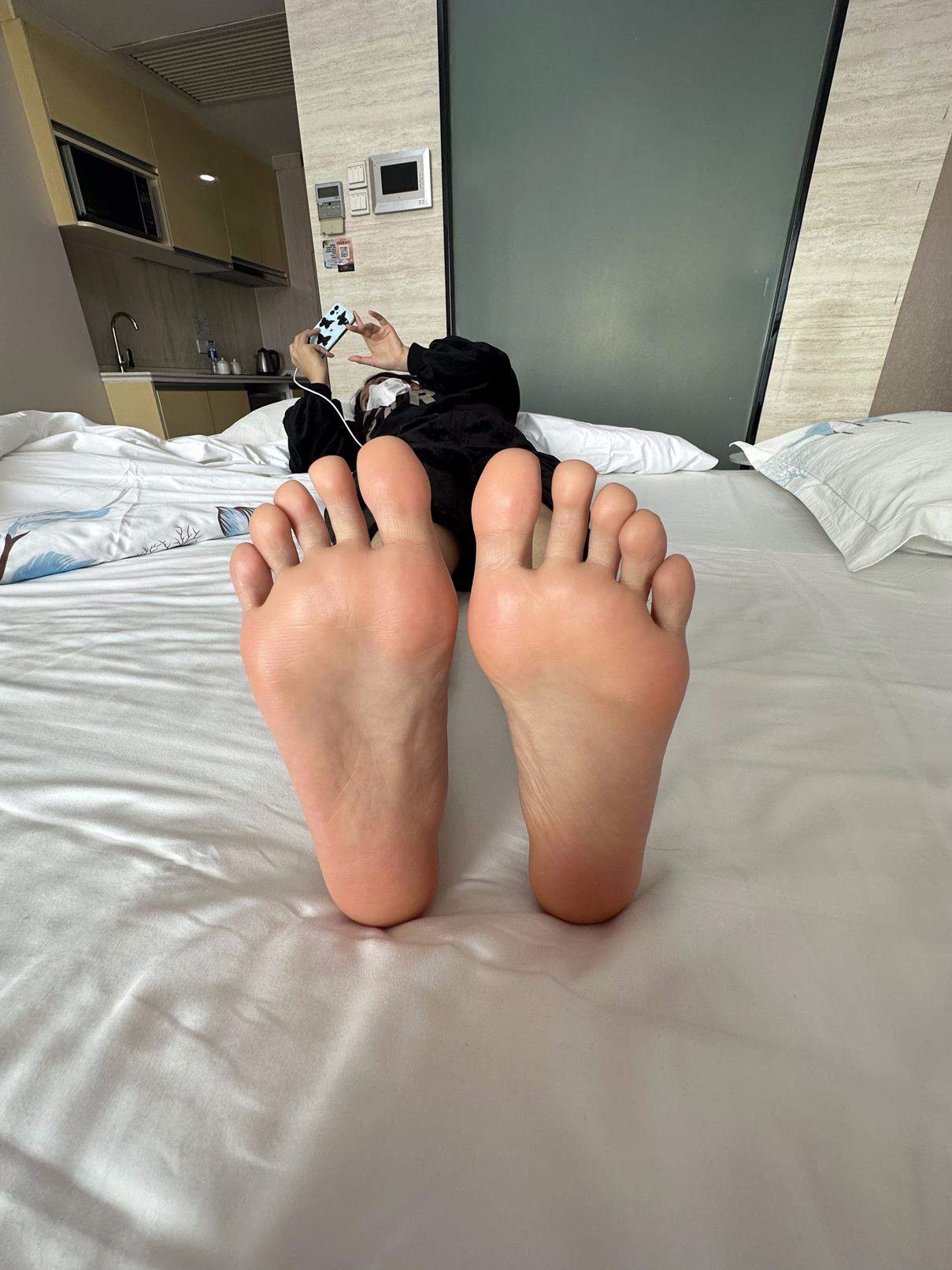 林同学 20230223 白鞋白棉袜裸足超美的脚 [600P/9V/5.35G]插图1