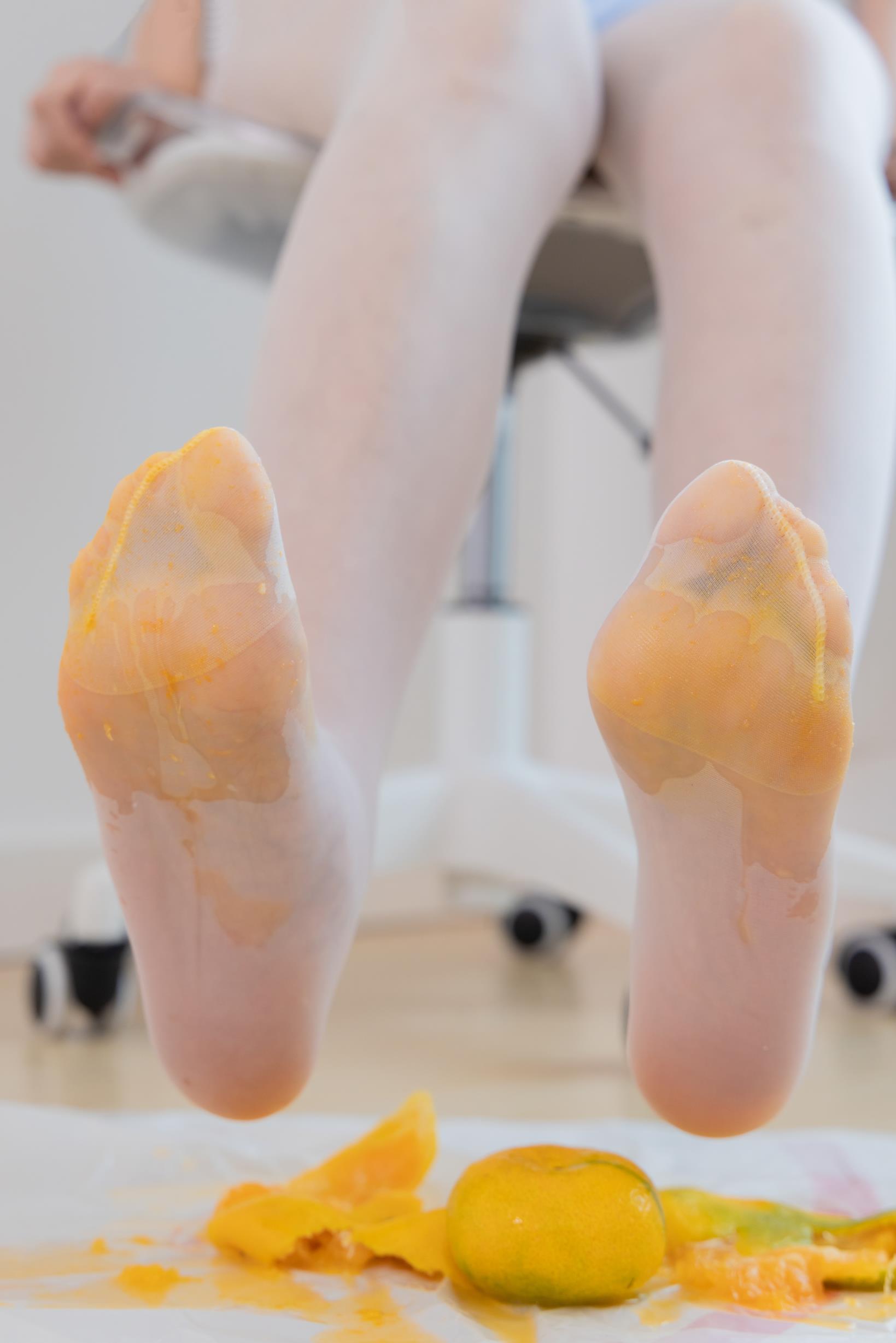 勿恋传媒 1710期 小敏睡衣短裤透明白丝脚踩橘子裸足 [155P/1V/3.5G]插图7