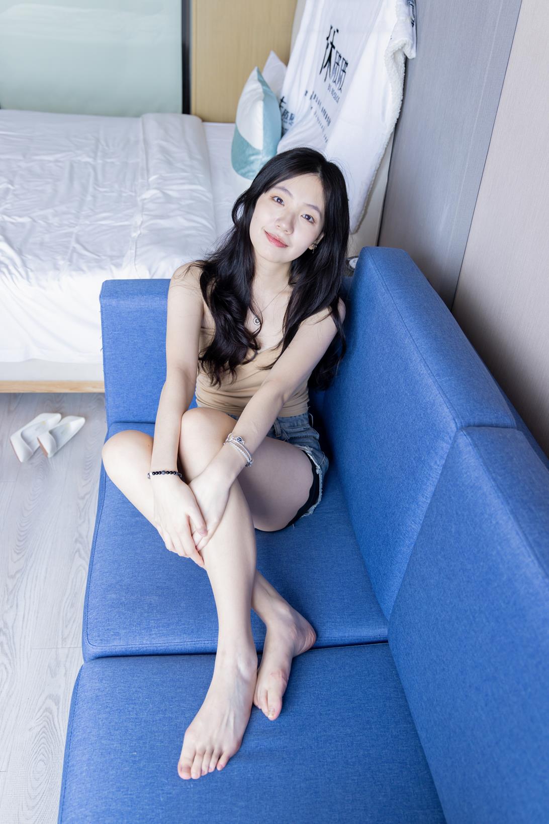 袜啵啵275期花絮版小甜豆高跟鞋板鞋单腿黑丝白棉袜裸足 [200P/1V/8.14G]插图7