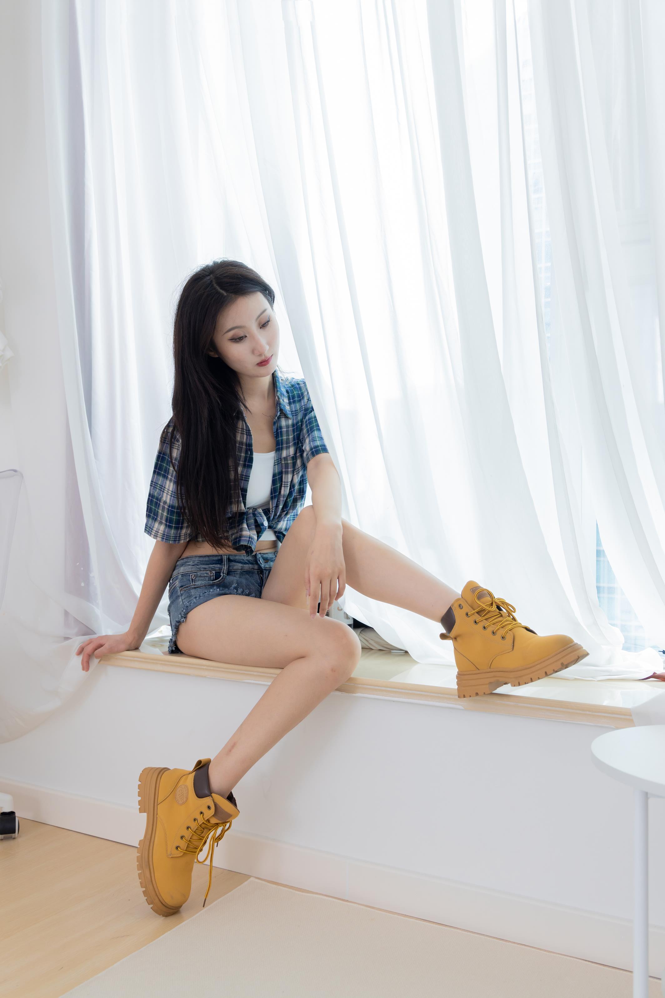 勿恋传媒 1721 雏菊-花开盛放牛仔短裤马丁靴棉袜脚 [150P/1V/3.64G]插图5