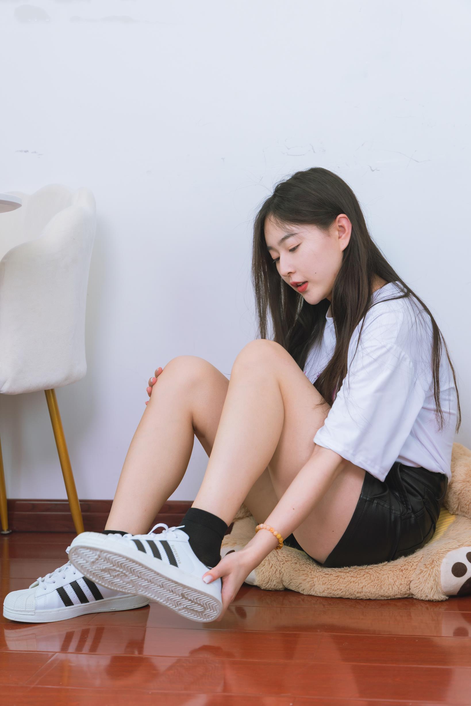 勿恋传媒 1716 美兔纯白山茶花小白鞋黑棉袜脚 [140P/1V/4G]插图7