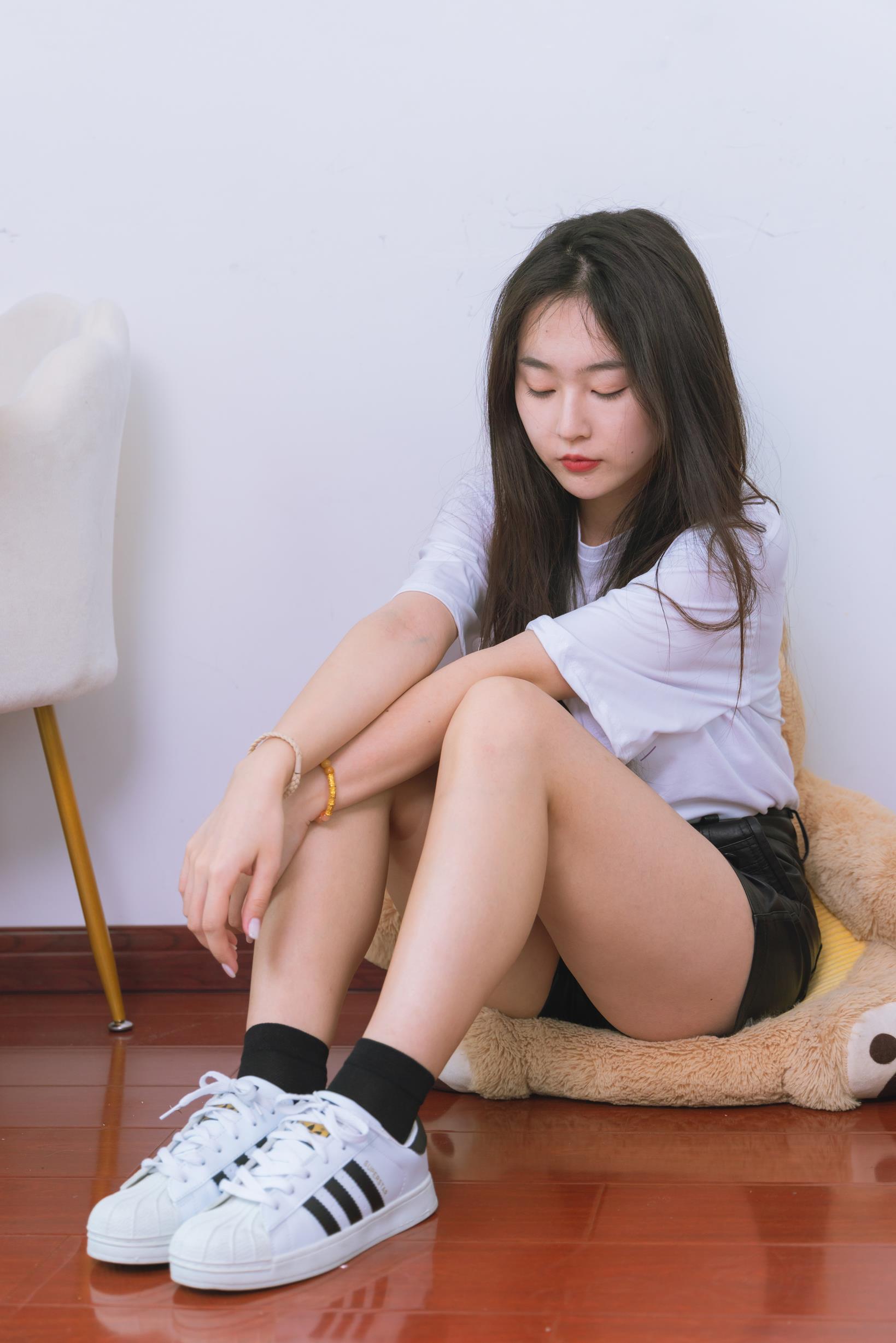 勿恋传媒 1716 美兔纯白山茶花小白鞋黑棉袜脚 [140P/1V/4G]插图2