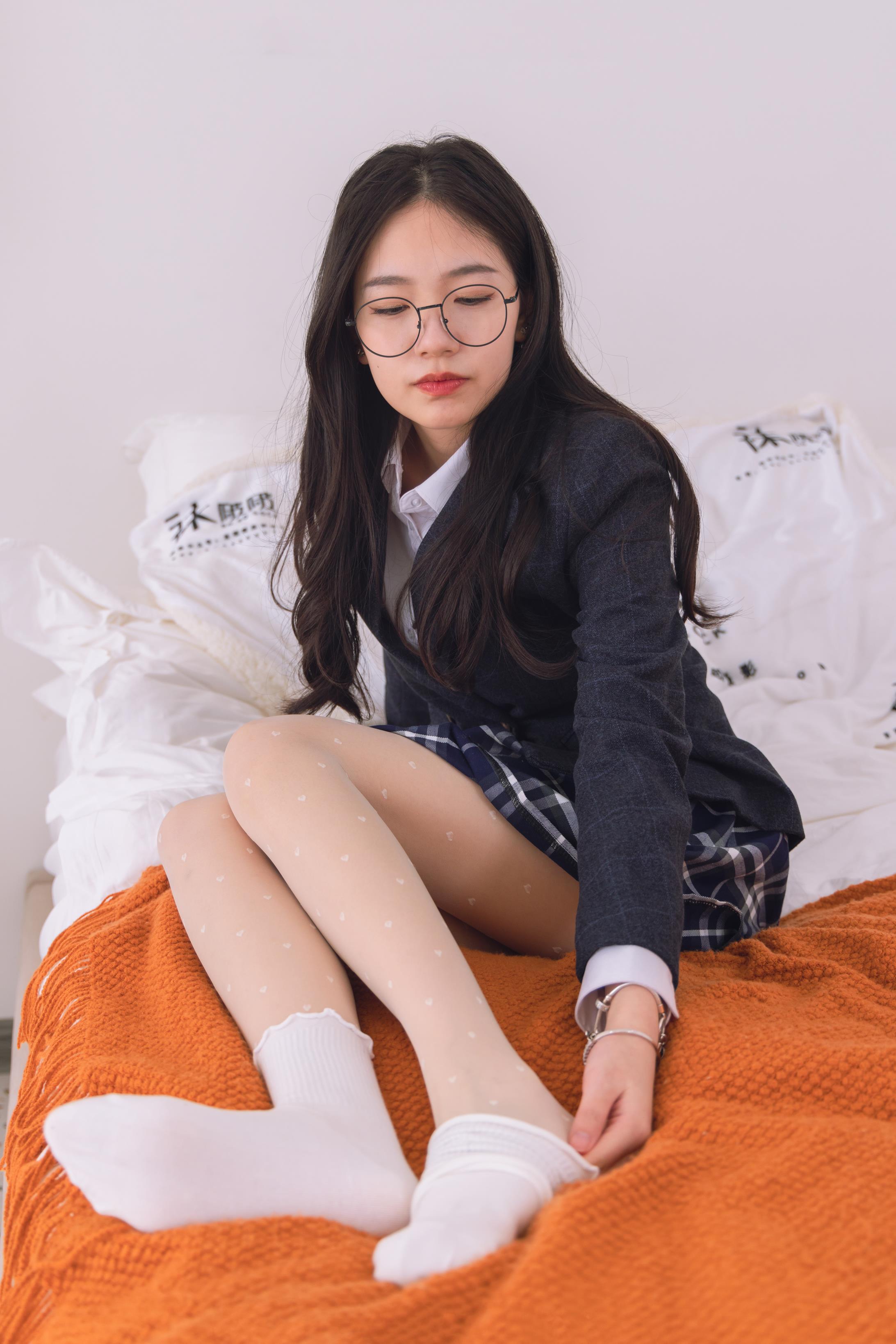 袜啵啵 284期 小甜豆花絮版马丁靴黑皮鞋面白袜黑丝白丝脚[150P/1V/5.98G]插图7