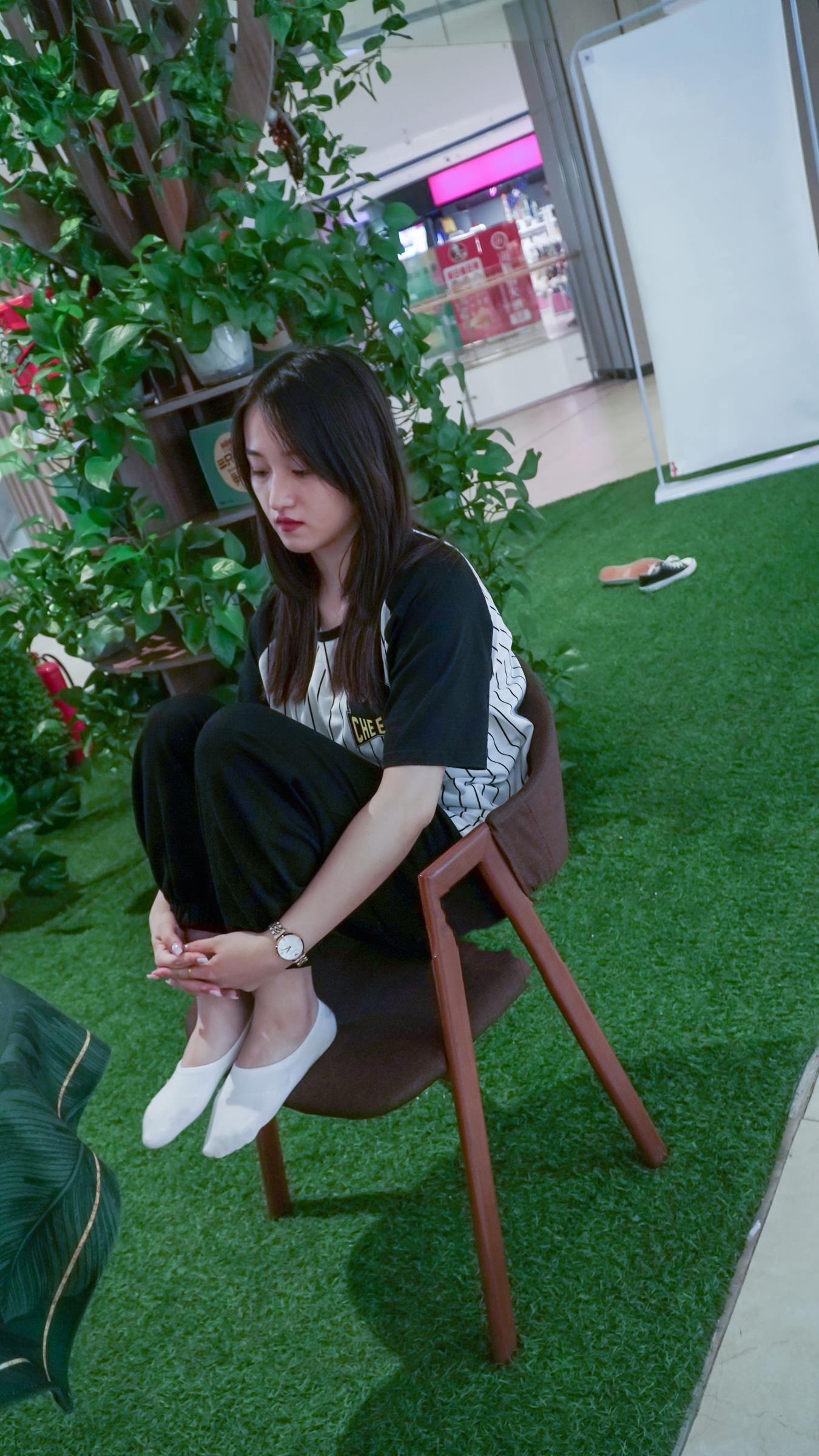 爱丫摄影 未来城黑白衣白棉袜船袜脚全程 [190P/2V/9.73G]插图4