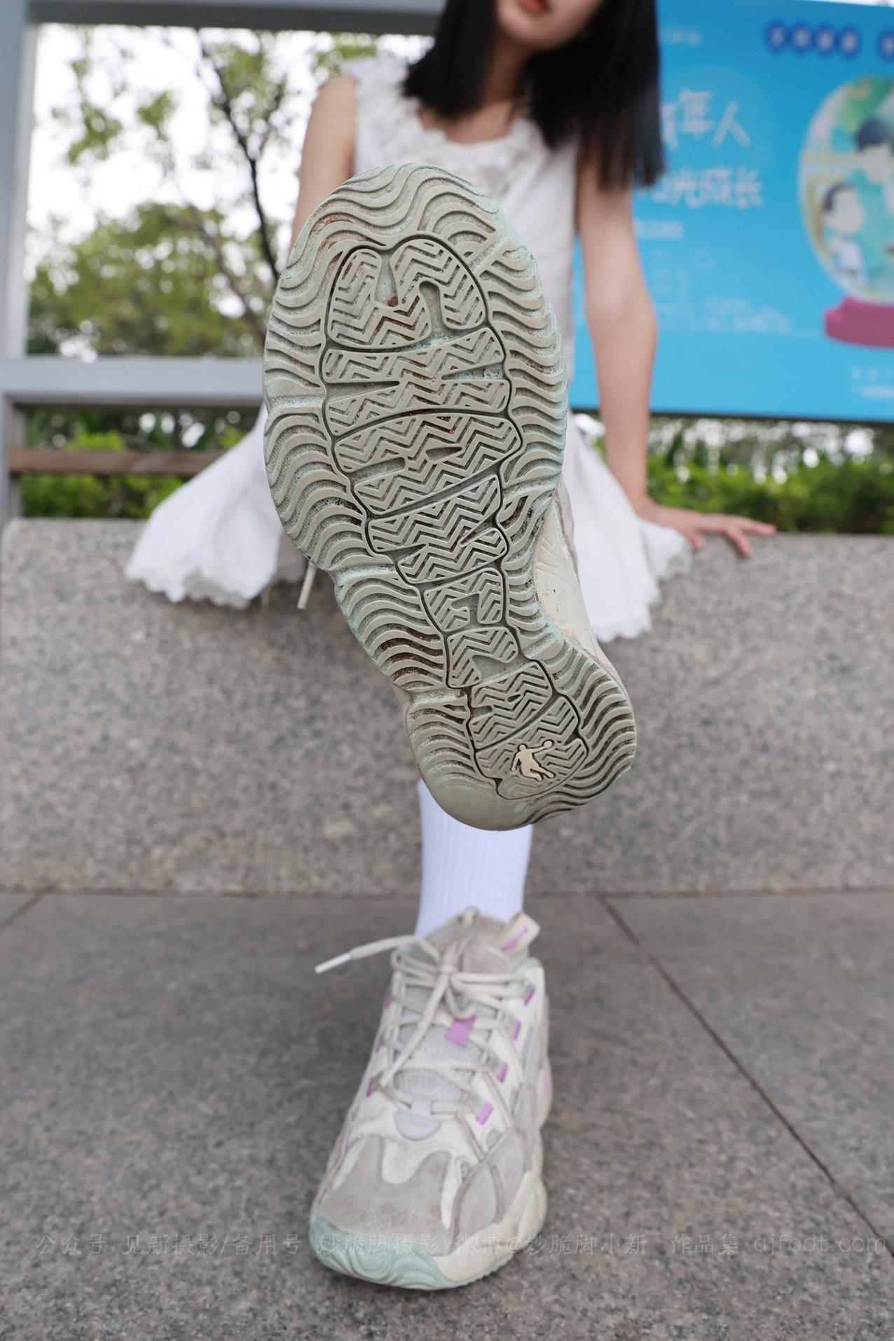 见新摄影 宝藏女孩耐克白裙白棉袜脚 [175P/2V/2.17G]插图