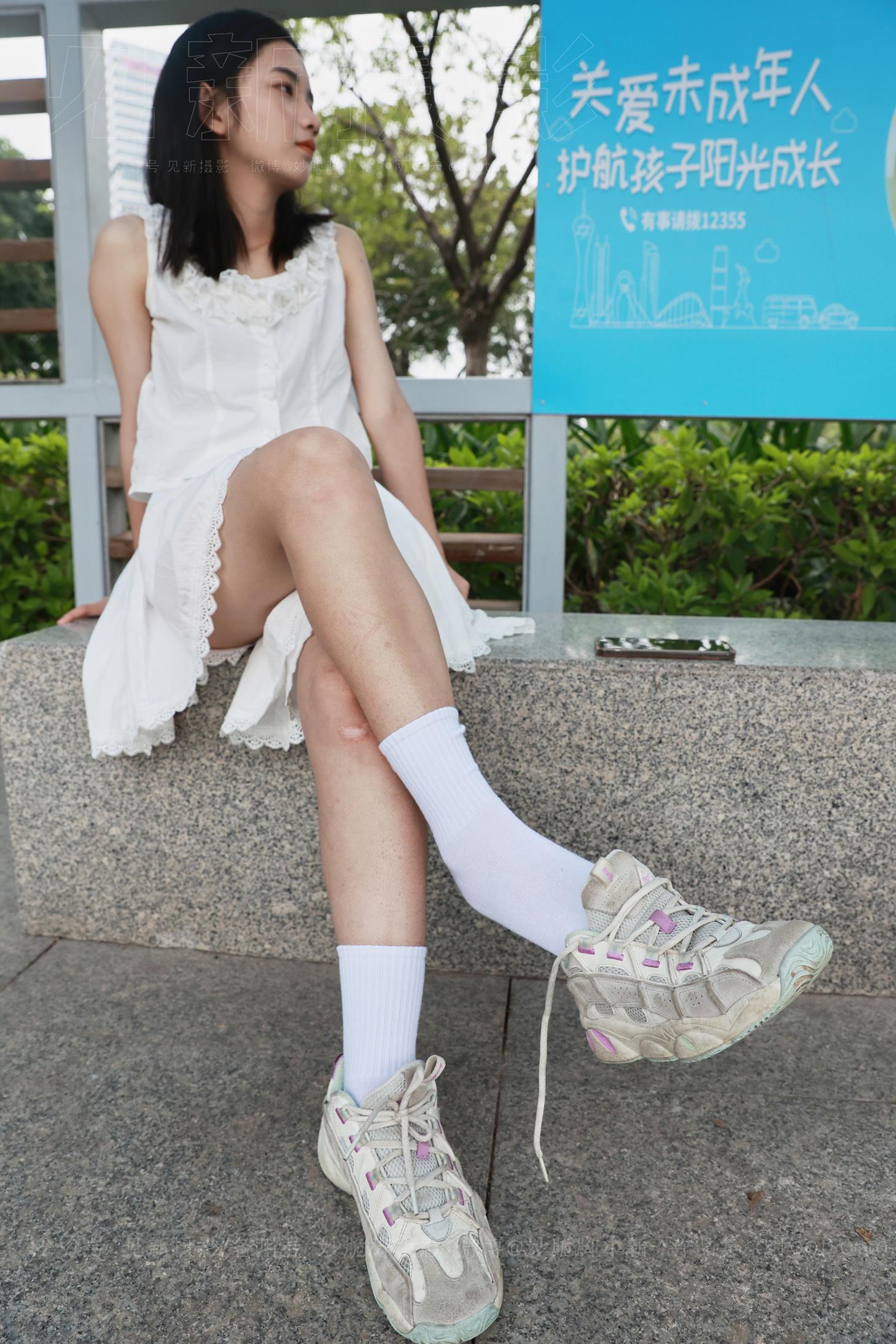 见新摄影 宝藏女孩耐克白裙白棉袜脚 [175P/2V/2.17G]插图5