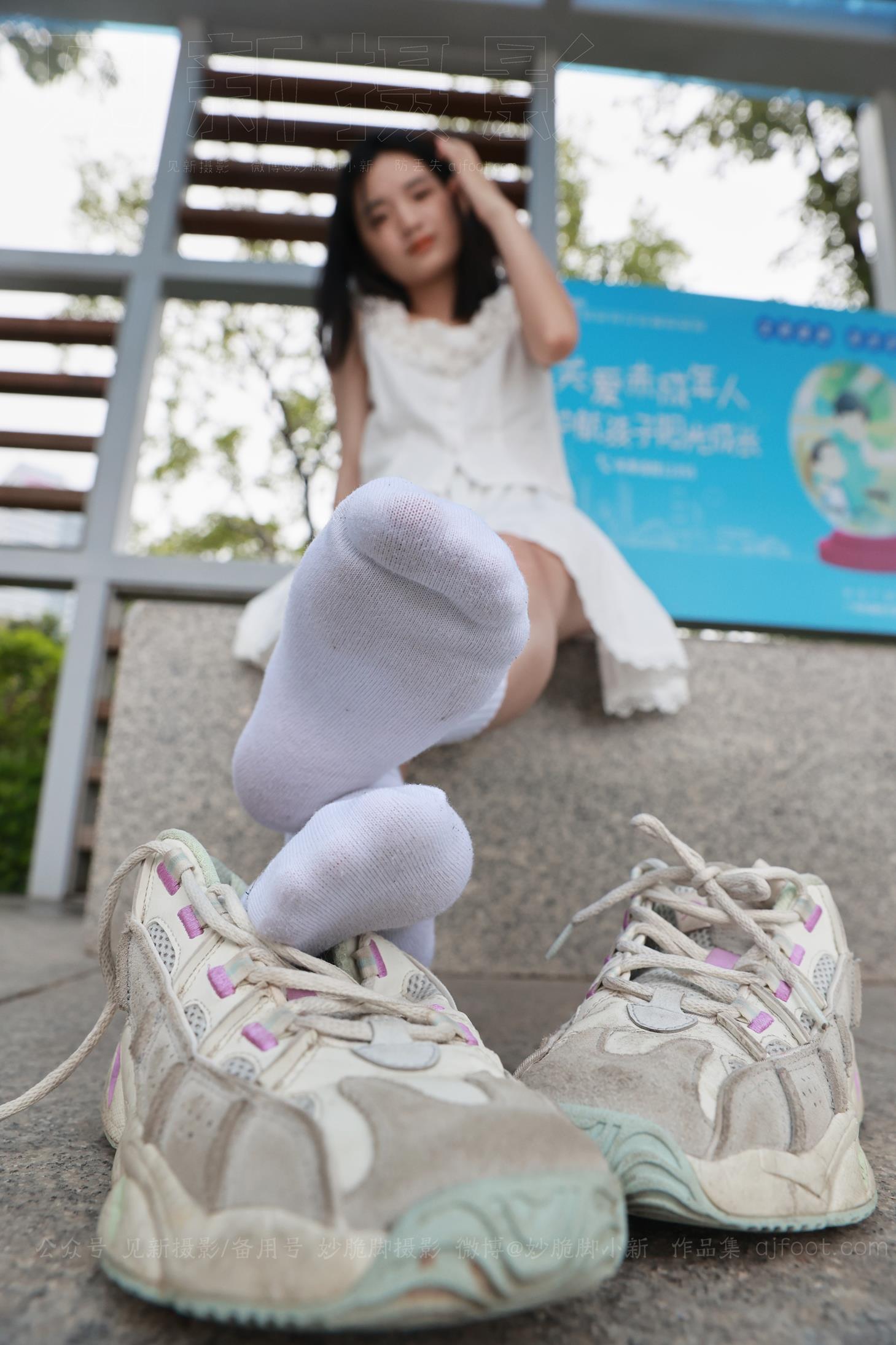 见新摄影 宝藏女孩耐克白裙白棉袜脚 [175P/2V/2.17G]插图4