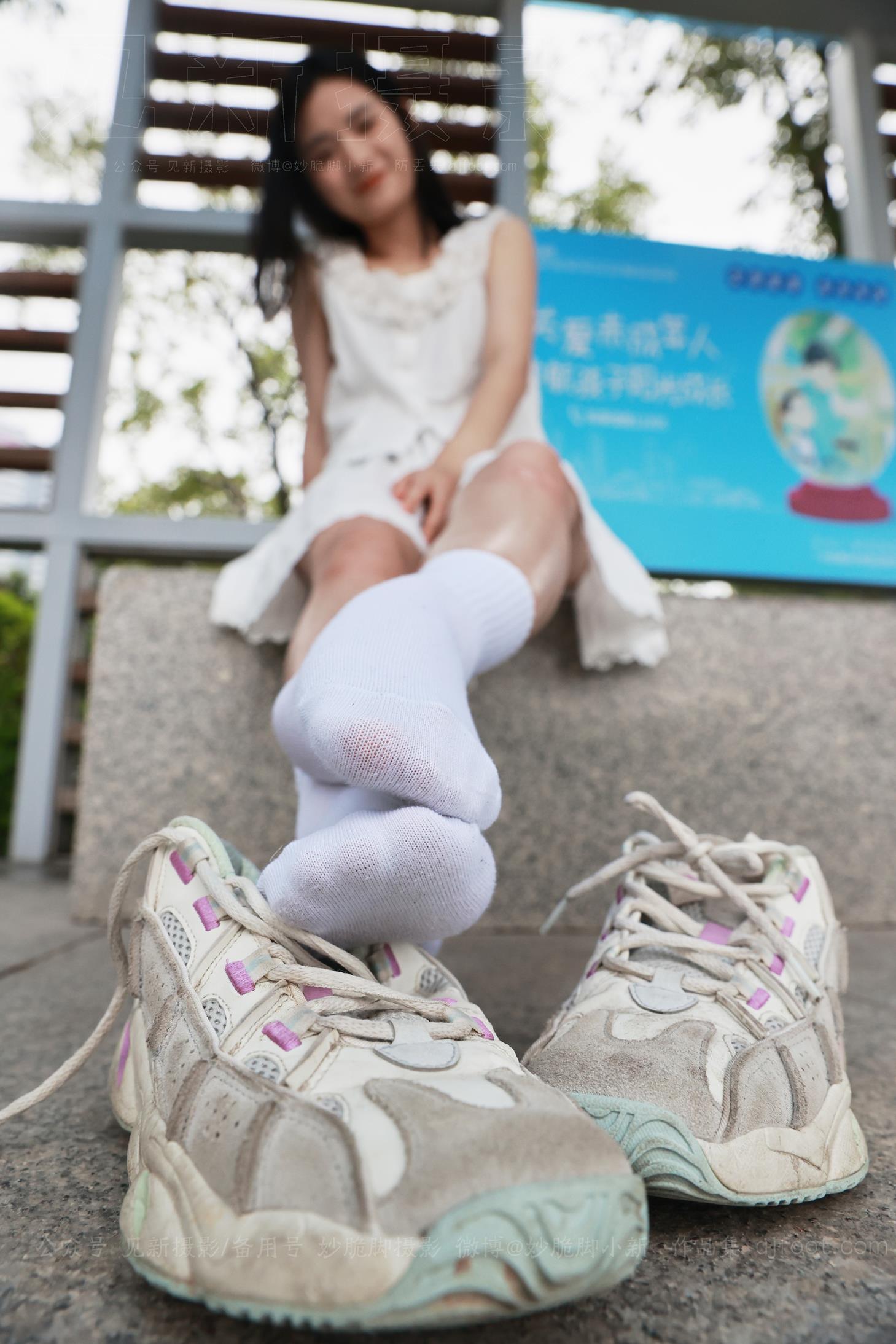 见新摄影 宝藏女孩耐克白裙白棉袜脚 [175P/2V/2.17G]插图1