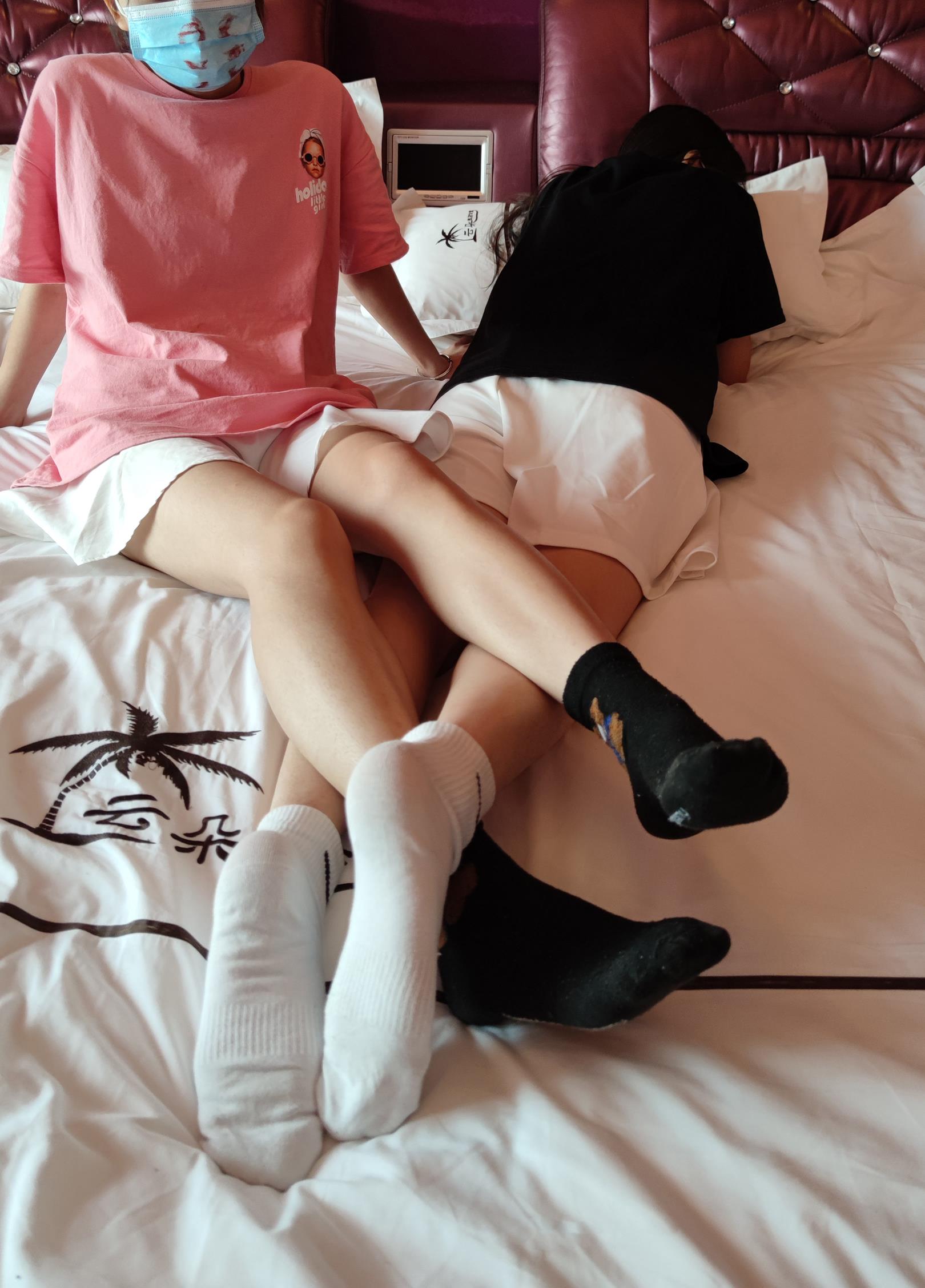 心动姐妹花：鱼鱼足影第67期黑白棉袜裸足 [149P/1V/505MB]插图2