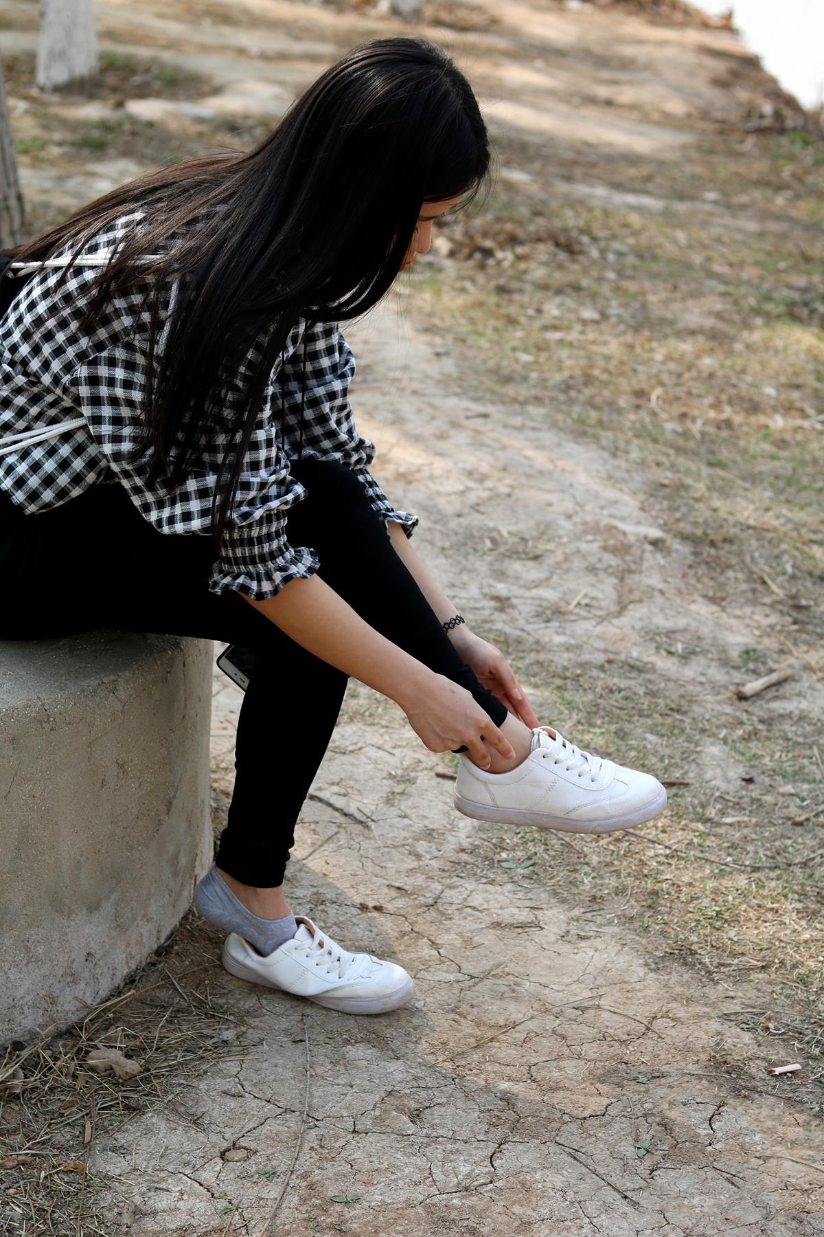 开膛手杰克 180期 小白鞋灰色棉穿袜脚裸足 [373P/1V/1.93G]插图5