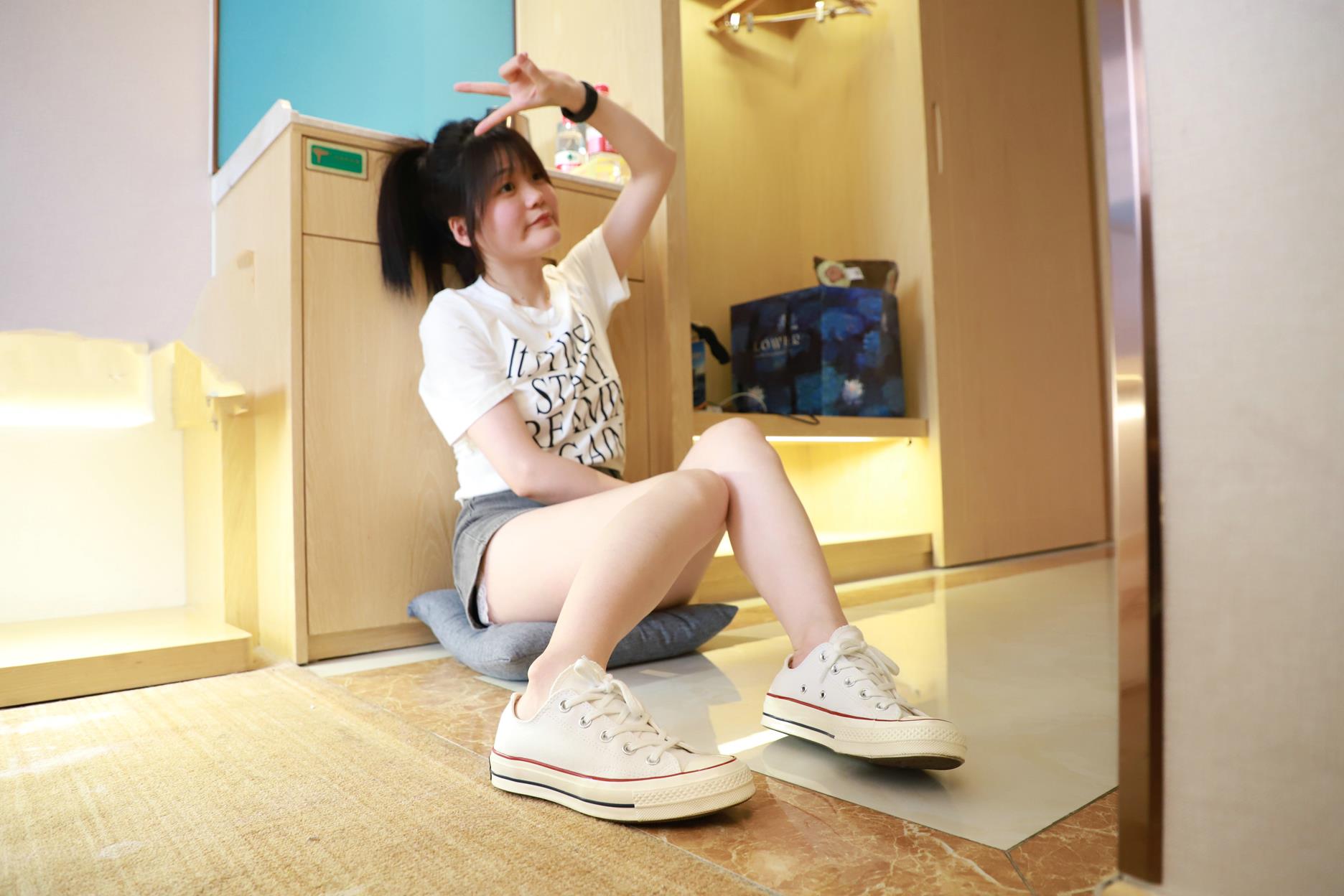 誉铭传媒 2023年第15期 帆布鞋棉白船袜裸足 [100P/1V/2.38G]插图