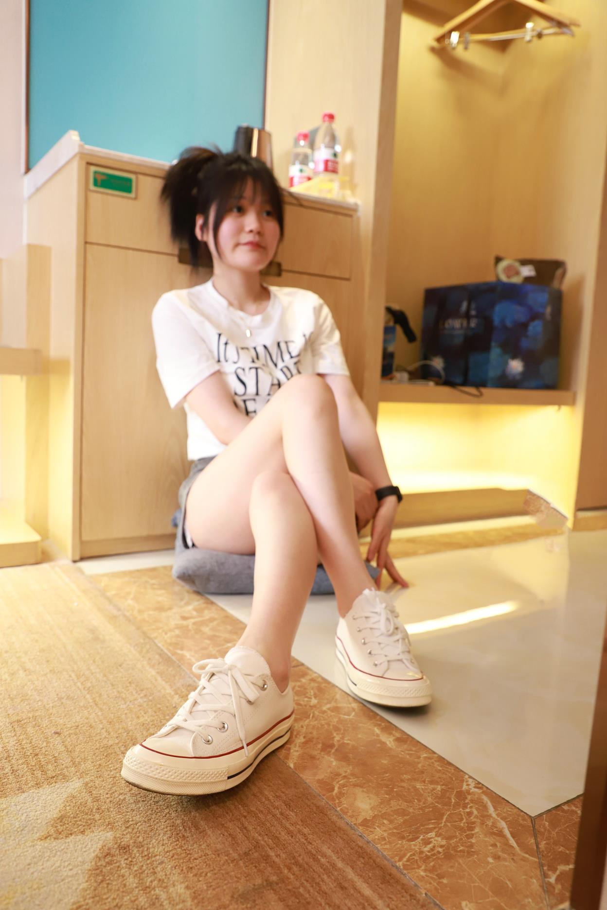 誉铭传媒 2023年第15期 帆布鞋棉白船袜裸足 [100P/1V/2.38G]插图3