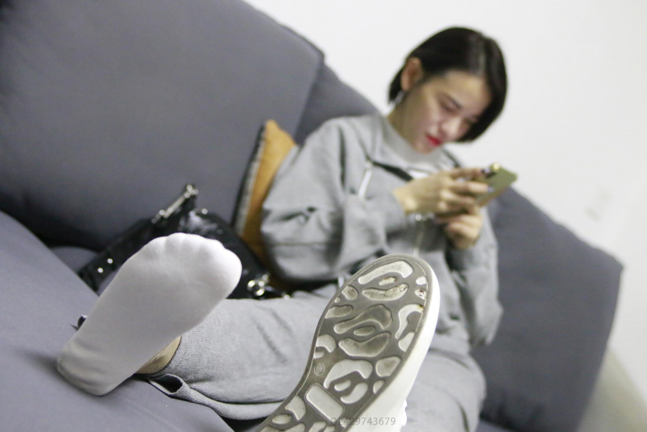 鱼鱼足影 90期 佛山安妮：麦昆小白鞋白棉船袜裸足 [118P/1V/681M]插图1