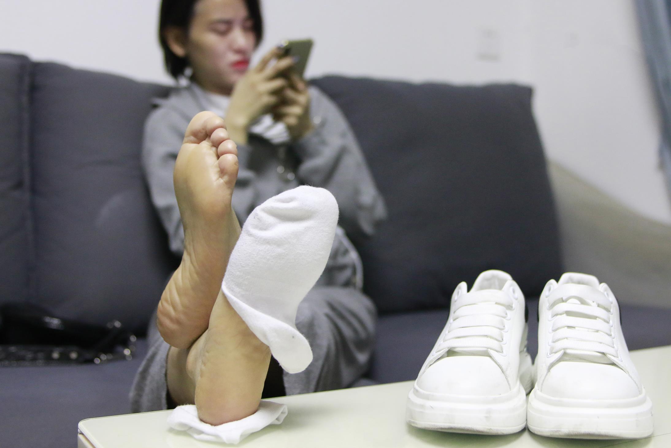 鱼鱼足影 90期 佛山安妮：麦昆小白鞋白棉船袜裸足 [118P/1V/681M]插图7