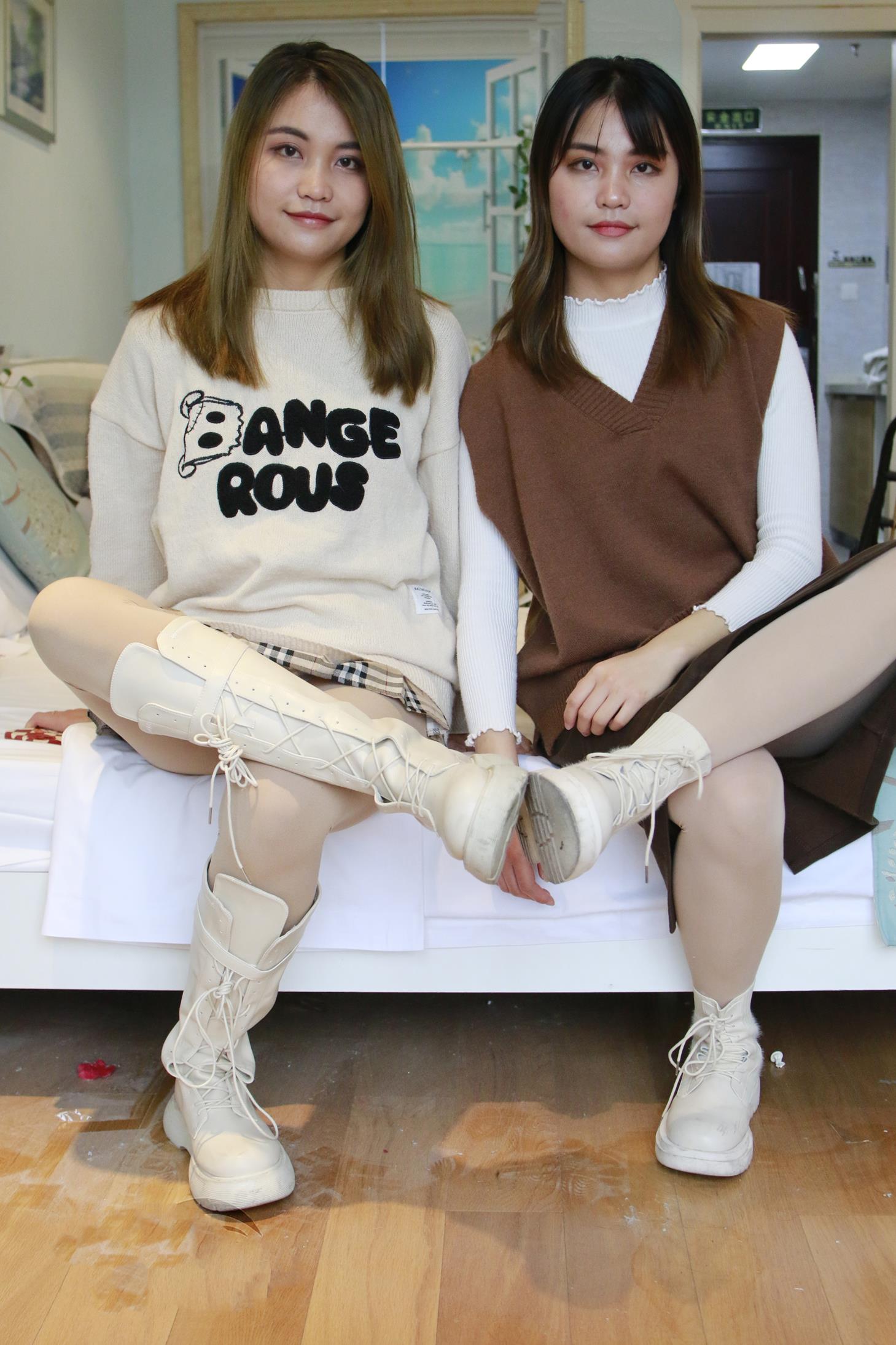 鱼鱼足影 第096期 双胞胎姐妹长短靴肉厚丝脚裸足 [63P/1V/247M]插图7