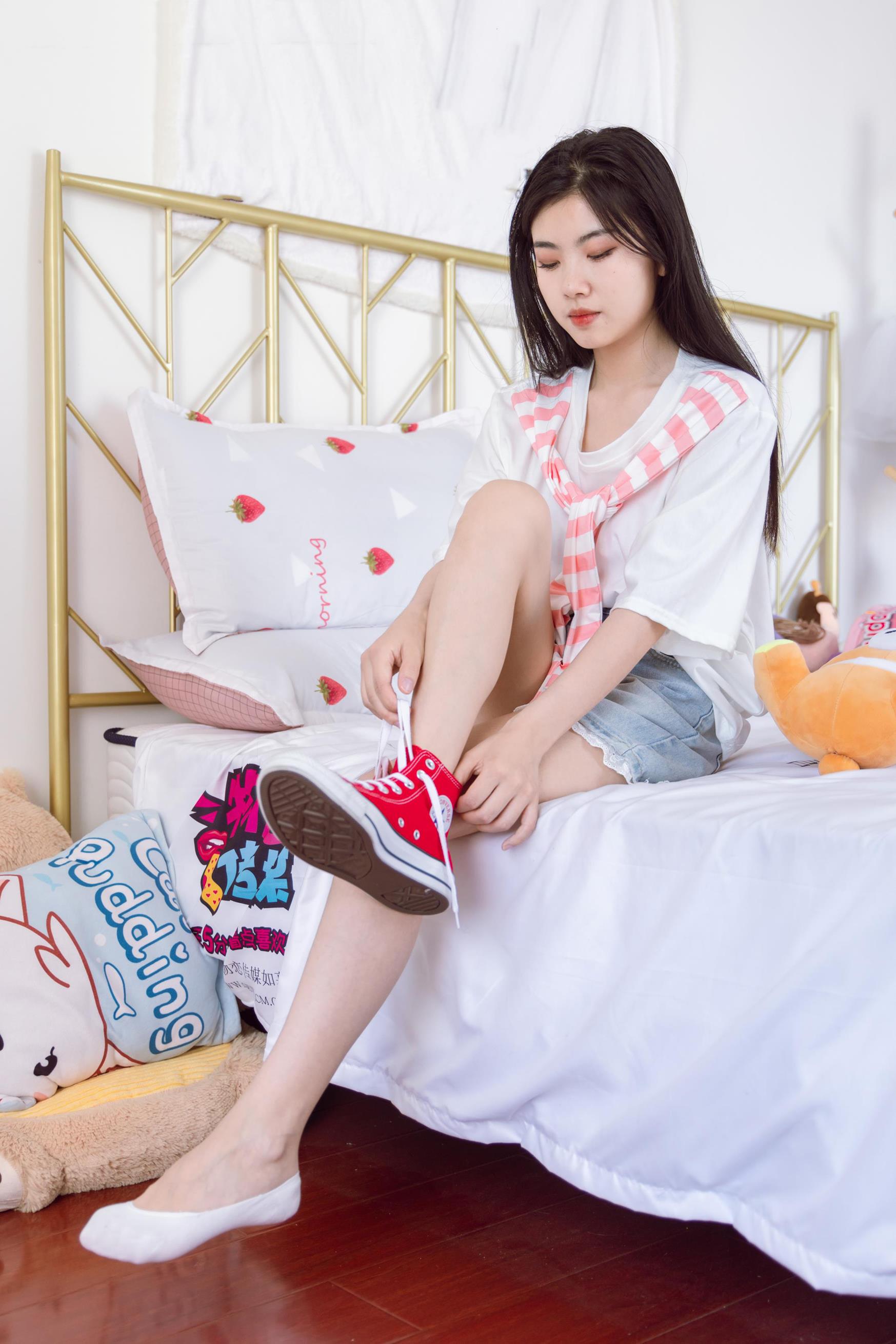 勿恋传媒 积分兑换 027期 米米牛仔短裤白色棉船袜脚 [151P/1V/4.29G]插图