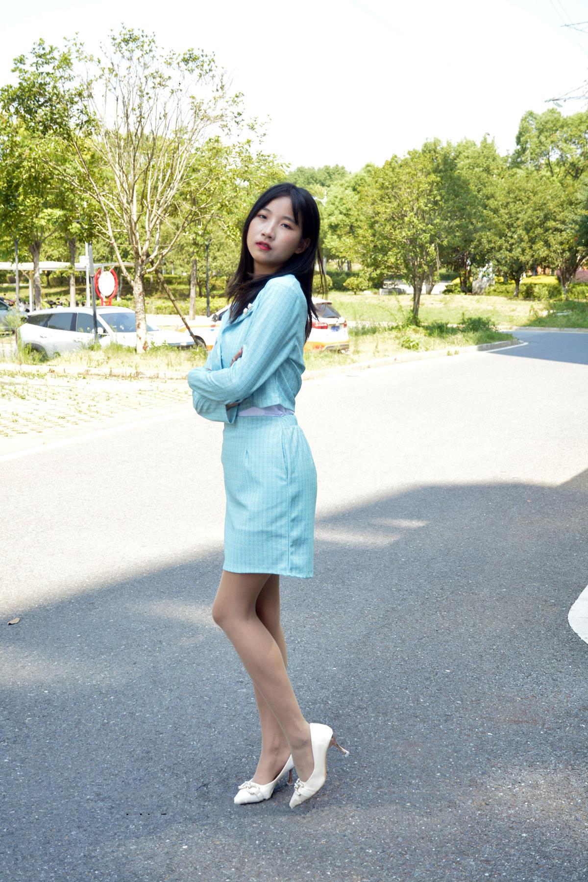 [初夏女神]083期 点点~【浅蓝正装】楼下正好停了一辆车，借助它假装一回车模 [160P/1V/4.93G]插图