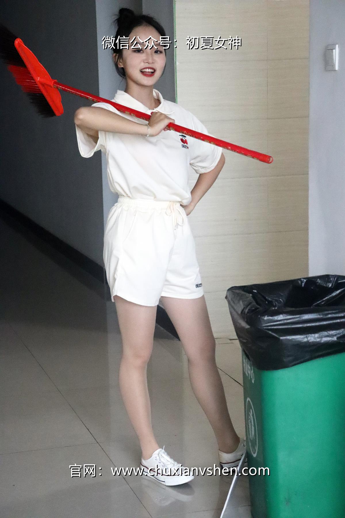 初夏女神 082期 双双~【打扫教室】开学了，被抽到打扫卫生的任务[145P/1V/5.13G]插图1