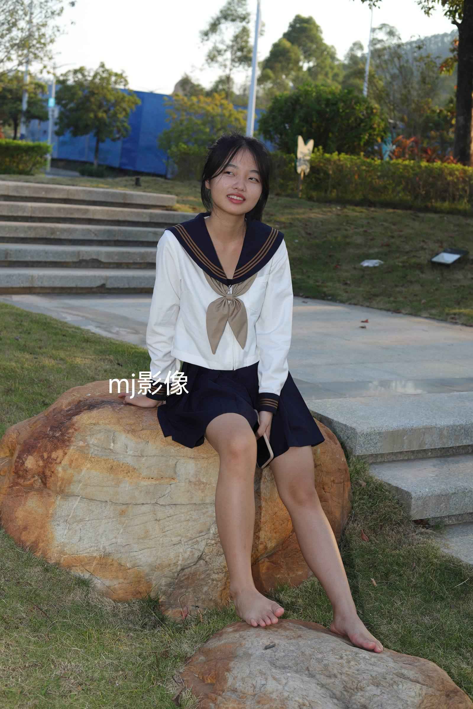 Pary摄影 NO.110 大学生小然户外展示37码嫩脚[98P/754MB]插图